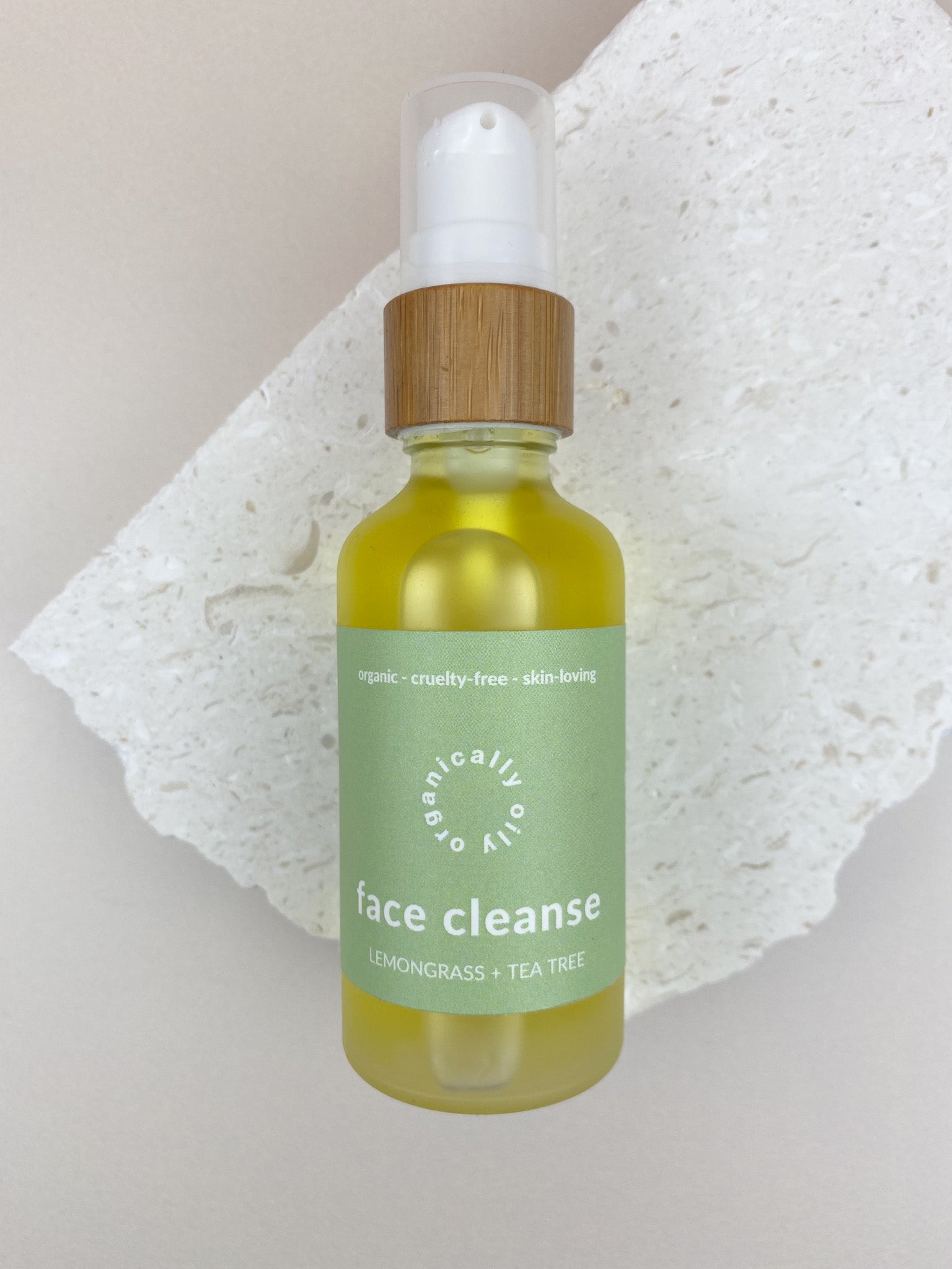 cleanse your face and remove makeup, dirt and excess oil, without disrupting the skins microbiome. enjoy the refreshing and cleansing properties of lemongrass and tea tree as they invigorate and enlighten your skin.